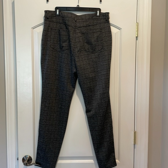 Simply Vera Wang stretch skinny pants in grey and black plaid. - Picture 4 of 5